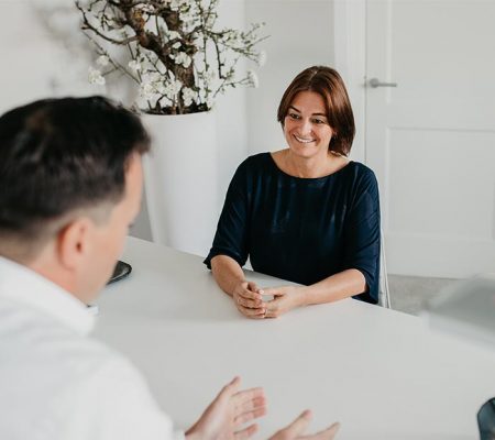 psychologe coached een man aan tafel